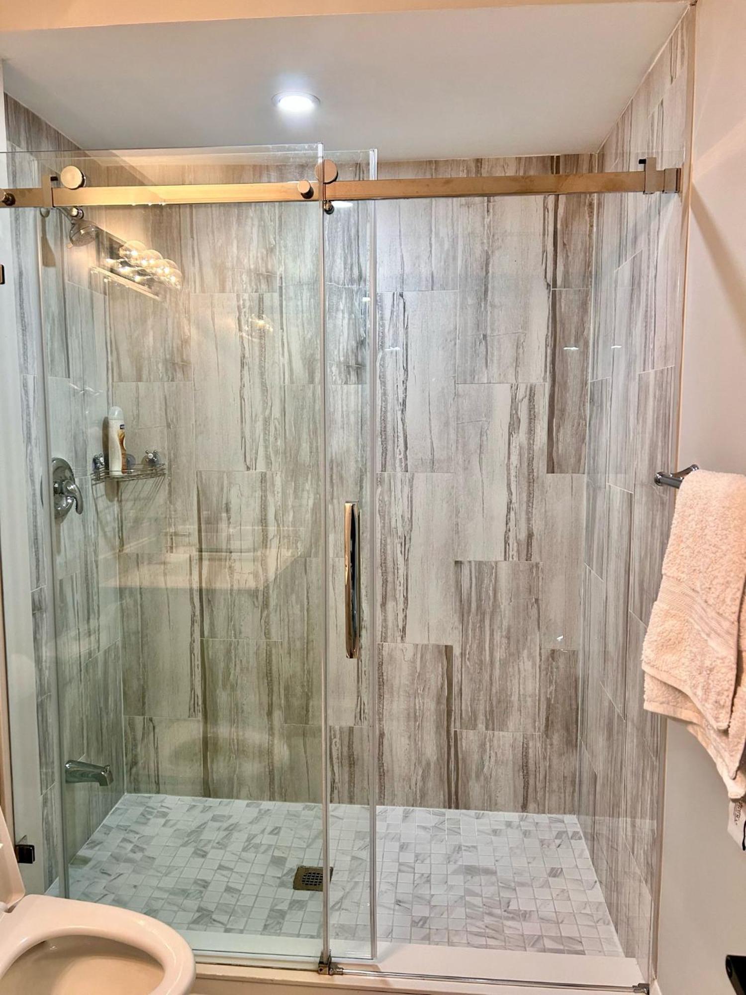 Apartment B 2 Bedroom ブランプトン エクステリア 写真